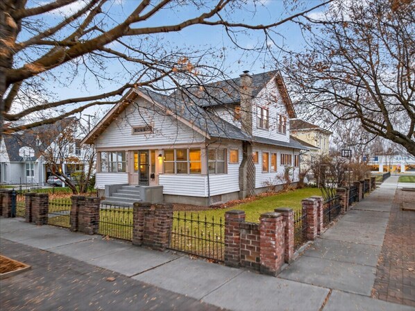 Exterior - Maples off Main, Cozy! 4 Brdm, 2 Bath Home with Firepit! (Baker City)