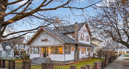 Maples off Main, Cozy! 4 Brdm, 2 Bath Home with Firepit!