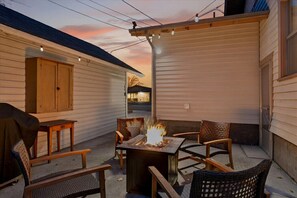 Terrace/patio - Maples off Main, Cozy! 4 Brdm, 2 Bath Home with Firepit! (Baker City)