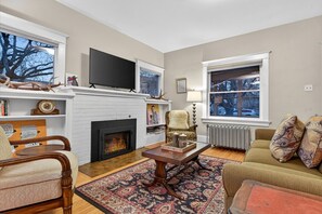 Living area - Maples off Main, Cozy! 4 Brdm, 2 Bath Home with Firepit! (Baker City)