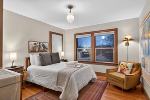 Room - Maples off Main, Cozy! 4 Brdm, 2 Bath Home with Firepit! (Baker City)