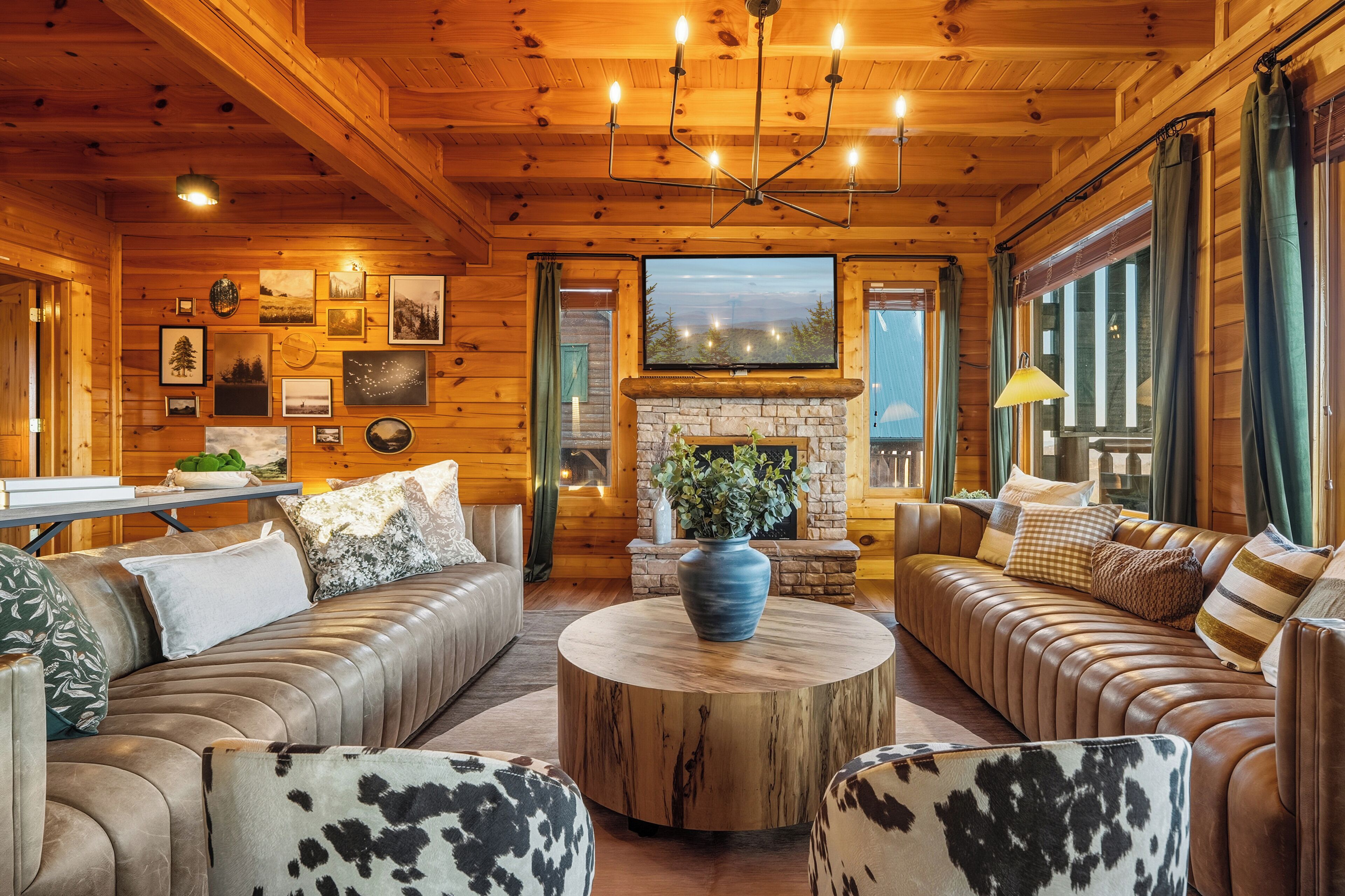 Smoky Lodge: Theater, Game Room, Bowling, Hot Tub - Townsend, TN