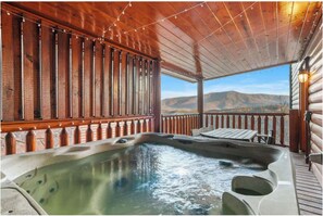Outdoor spa tub - Smoky Lodge: Theater, Game Room, Bowling, Hot Tub (Sevierville)