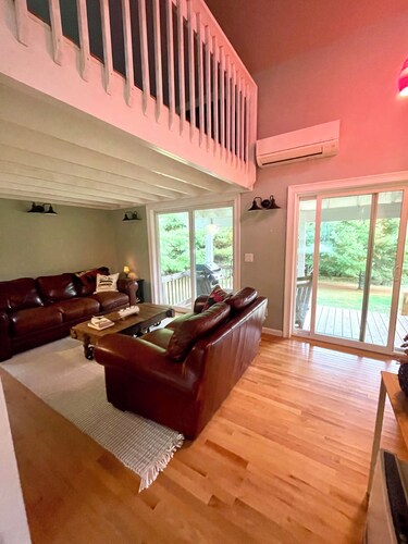 Cozy Mountain Retreat directly off BlueRidge Parkway in beautiful Sparta, NC