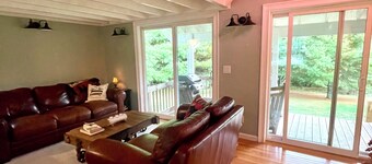 Cozy Mountain Retreat directly off BlueRidge Parkway in beautiful Sparta, NC