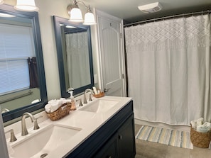SĂšche-cheveux, serviettes fournies, savon, papier toilette