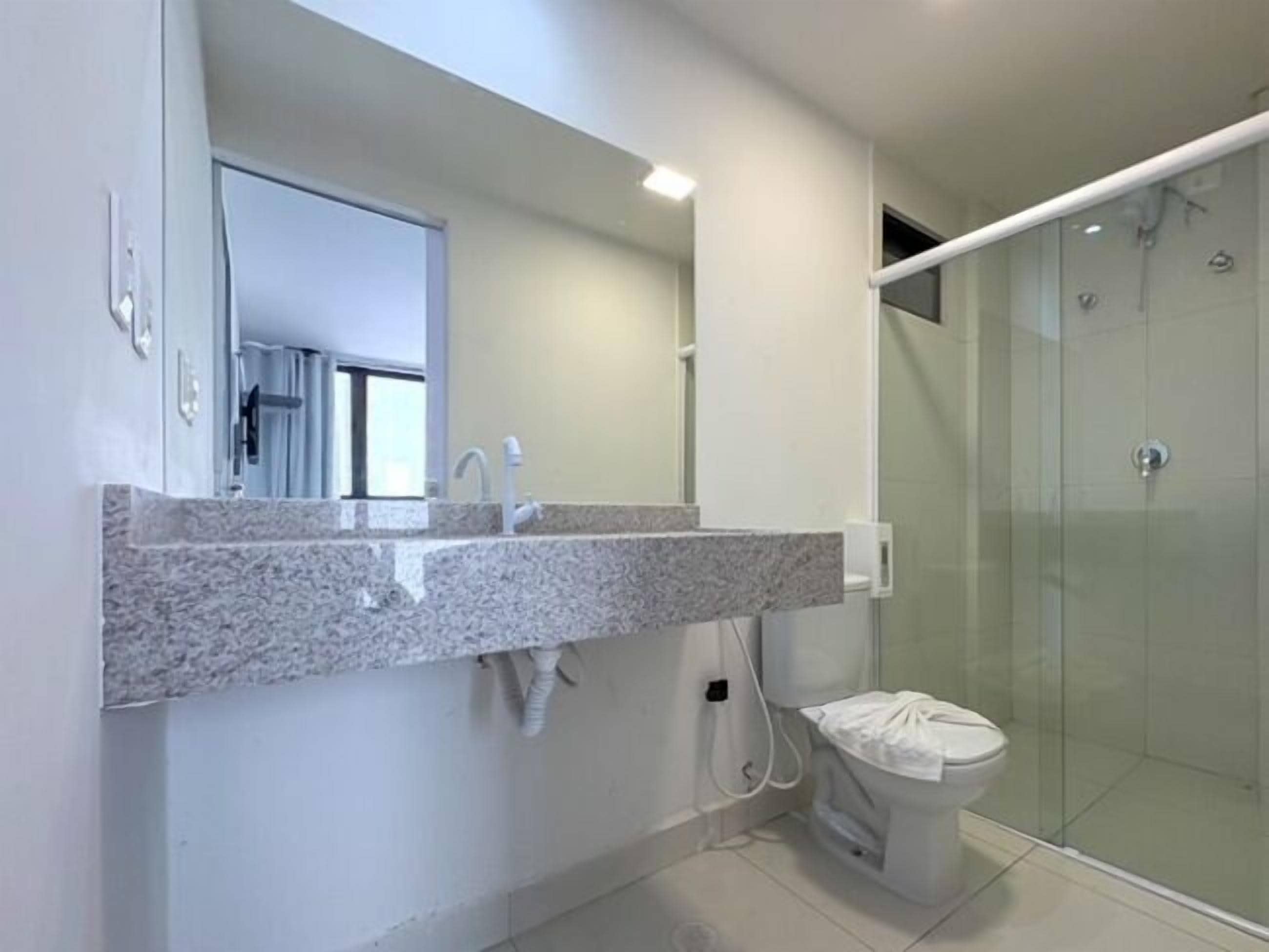 Ducha, toallas, jabón, shampoo