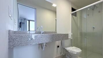 Ducha, toallas, jabón, shampoo