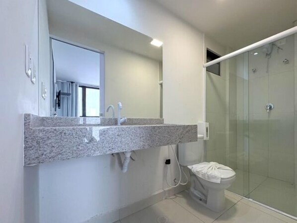 Shower, towels, soap, shampoo - HOTEL KAZULLO (Maceió)