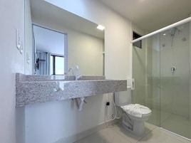 Chuveiro, toalhas de banho, sabonete, shampoo