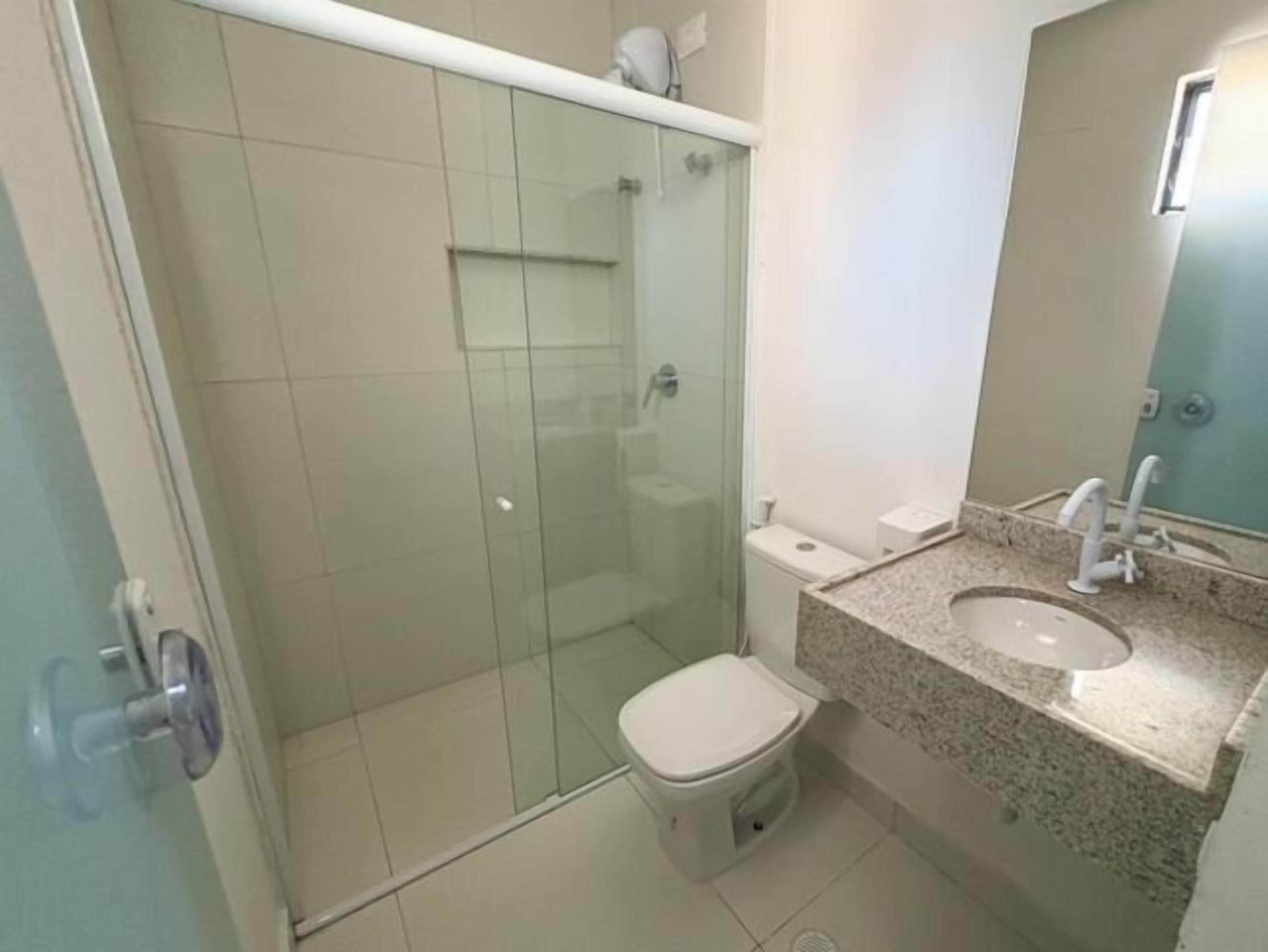 Een douche, handdoeken, zeep, shampoo