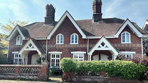 Vista frontal de la propiedad