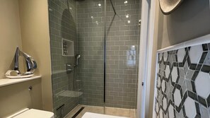 Shower, free toiletries, towels, soap - Orford Holiday Cottage (Orford)