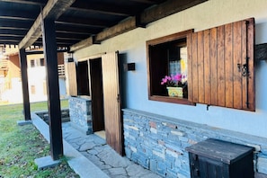 Exterior detail - GuestHost - A cozy apartment of approximately 40 square meters, perfect for two people, located on the ground floor of a building (access via one step).The property is located in the Arly hamlet of La Thuile, nestled in the Alpine landscape and convenien (La Thuile)