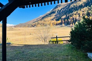 Property grounds - GuestHost - A cozy apartment of approximately 40 square meters, perfect for two people, located on the ground floor of a building (access via one step).The property is located in the Arly hamlet of La Thuile, nestled in the Alpine landscape and convenien (La Thuile)