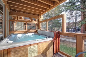 Outdoor spa tub - Ski, Dine, Relax - All Just Steps Away! (Park City)