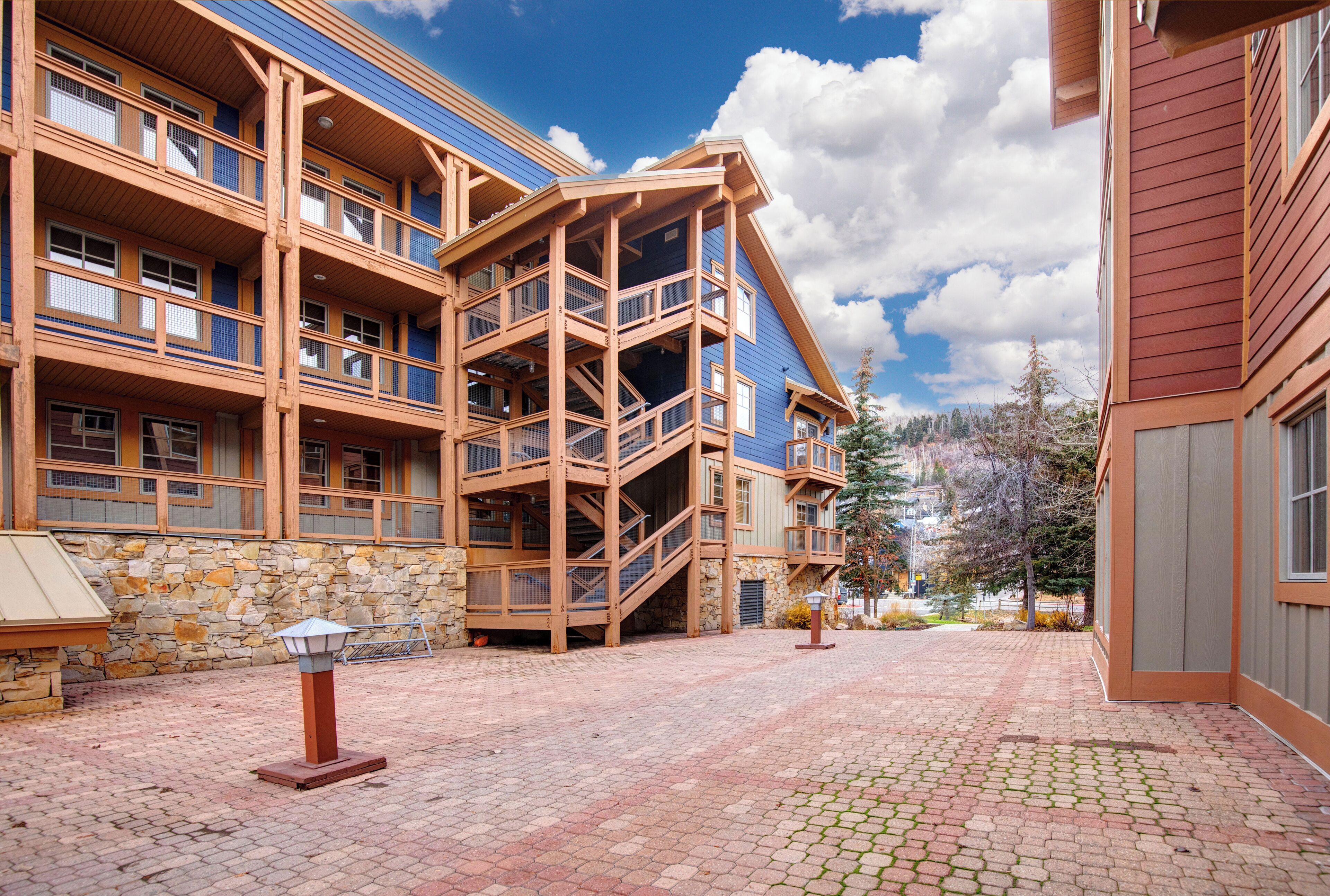 Un immeuble à plusieurs étages, doté d’une façade en pierre et de balcons en bois.