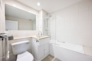 Shower, towels, shampoo, toilet paper - Argyl | Stanhope Gardens: Bright 2 bedroom Apt. (London)