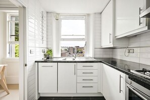 Fridge, microwave, toaster - Argyl | Stanhope Gardens: Bright 2 bedroom Apt. (London)