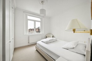2 bedrooms, iron/ironing board - Argyl | Stanhope Gardens: Bright 2 bedroom Apt. (London)