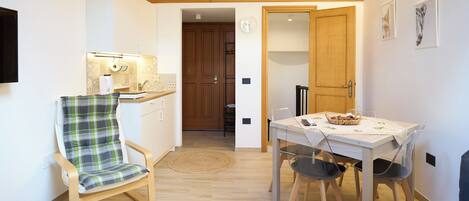 Ferienhaus, Balkon, Bergblick | Wohnbereich