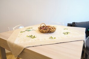 Talo, parveke, vuoristonäköala | Ruokasali