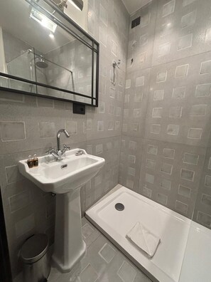 Shower, hair dryer, towels, soap - V Collection Mercede (Rome)