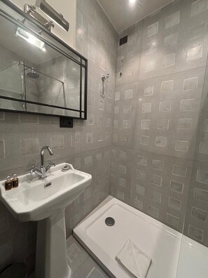 Shower, hair dryer, towels, soap - V Collection Mercede (Rome)