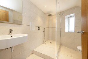 Shower, towels, shampoo, toilet paper - Argyl | The Foundry: Bright One Bedroom House w/ Balcony (Edinburgh)