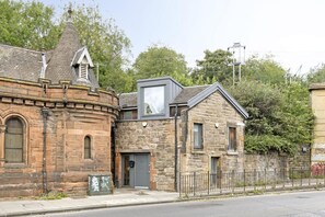 Exterior - Argyl | The Foundry: Bright One Bedroom House w/ Balcony (Edinburgh)