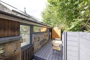 Outdoor dining - Argyl | The Foundry: Bright One Bedroom House w/ Balcony (Edinburgh)