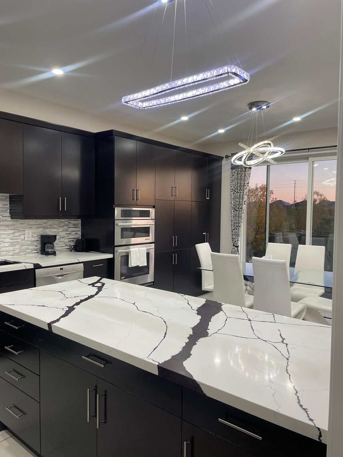 Mikrobølgeovn, ovn, kokeplater og oppvaskmaskin