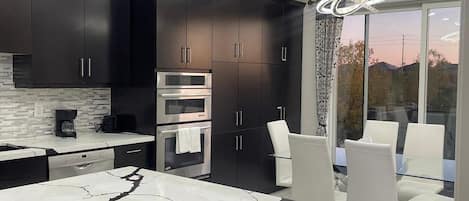 Mikrobølgeovn, ovn, kokeplater og oppvaskmaskin