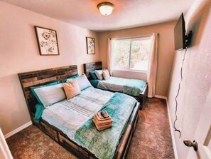 Iron/ironing board, WiFi, bed sheets - 3 min to Airport Gates Pet Friendly Townhouse (Colorado Springs)