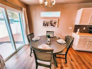 Dining - 3 min to Airport Gates Pet Friendly Townhouse (Colorado Springs)