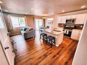 Interior - 3 min to Airport Gates Pet Friendly Townhouse (Colorado Springs)