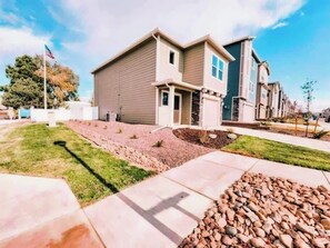 Exterior - 3 min to Airport Gates Pet Friendly Townhouse (Colorado Springs)