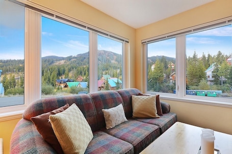 TV, fireplace. The Haven at Blueberry Hill - Mount Washington ski-in/out