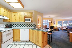 Microwave, oven, stovetop, dishwasher - The Haven at Blueberry Hill - Mount Washington ski-in/out (Comox-Strathcona C)