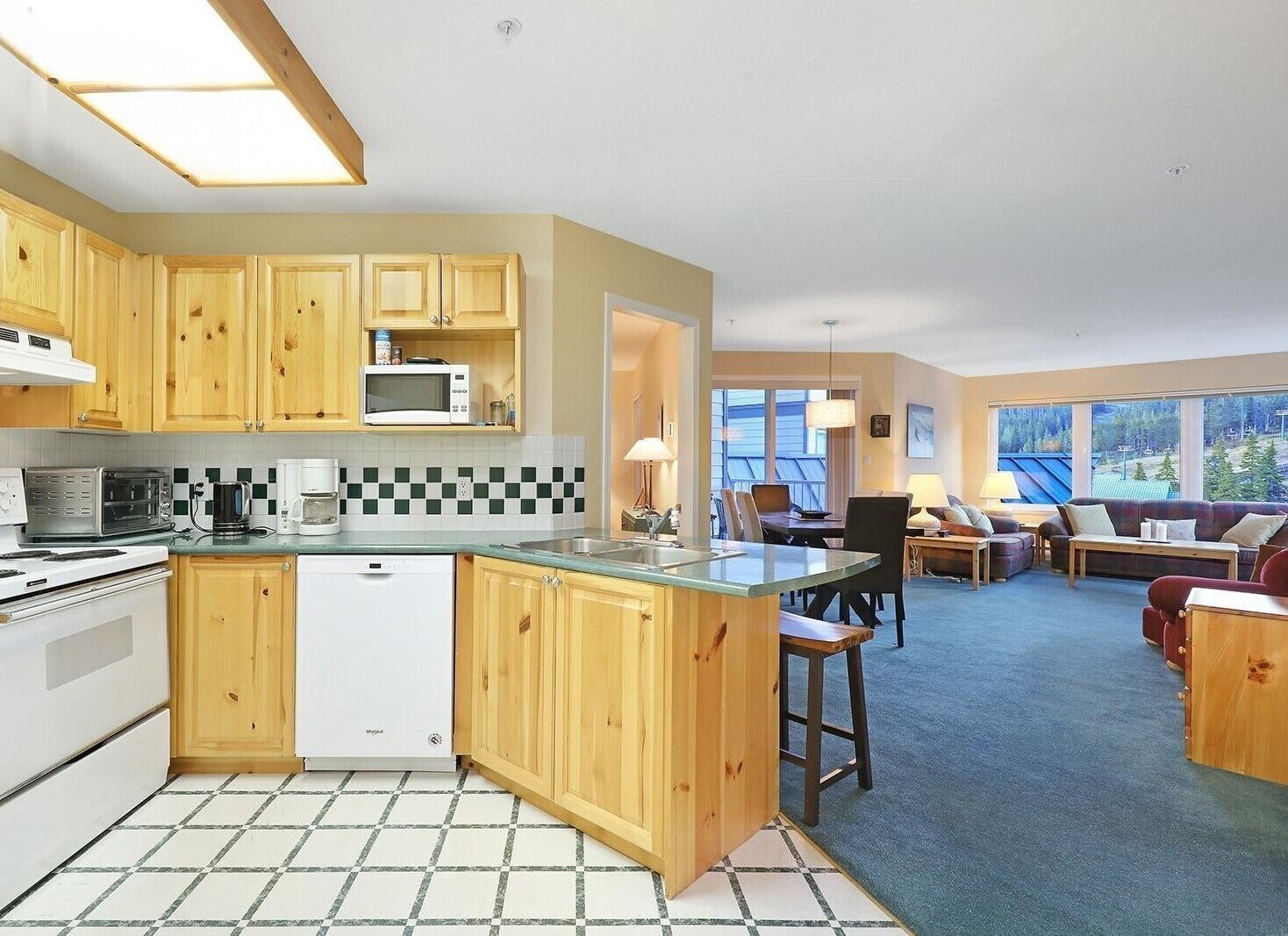 Mikrobølgeovn, ovn, kokeplater og oppvaskmaskin