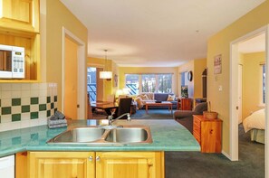 Televisión y chimenea 