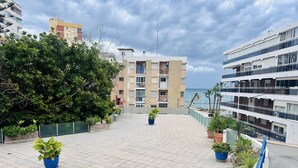 A rooftop terrace with potted plants, a view of the sea, and modern buildings in the background. - T1097 - Fantastic flat with sea views and garage in second line of the beach (Cala de Finestrat)