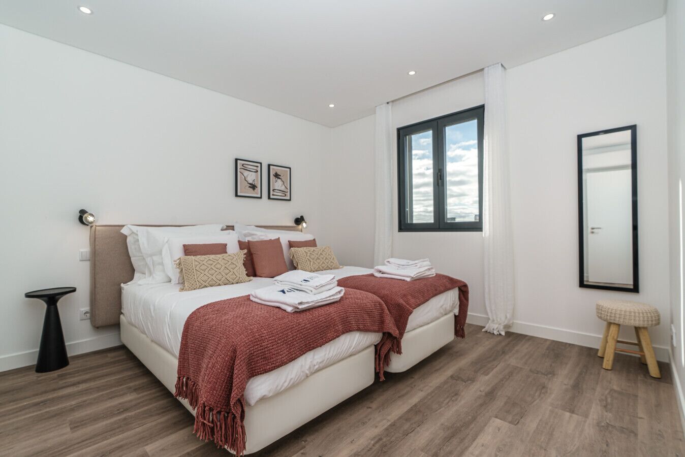 2 bedrooms, desk, iron/ironing board, WiFi