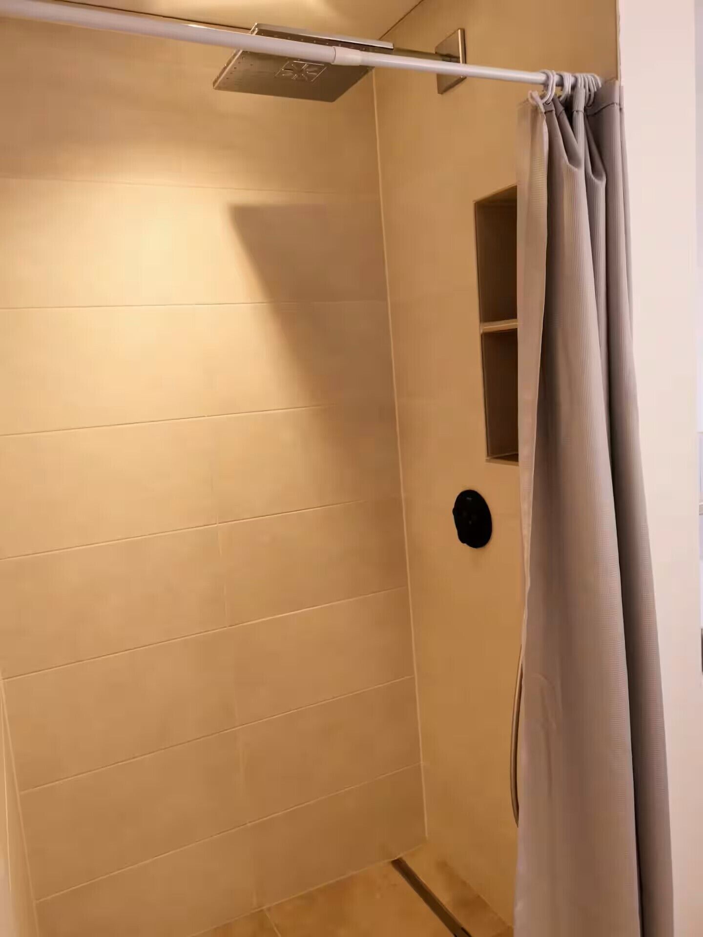 Een haardroger, handdoeken, zeep, toiletpapier