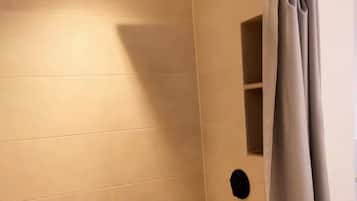 Een haardroger, handdoeken, zeep, toiletpapier