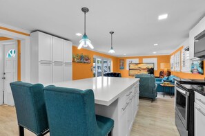 Stovetop, coffee/tea maker, cookware/dishes/utensils, ice maker - Seaside Cottage minutes to Key West (Key West)