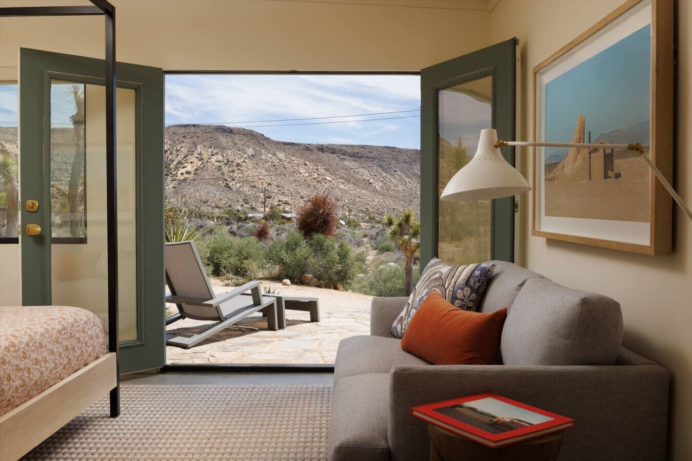 Televisio, kirjoja, stereot, työhuone