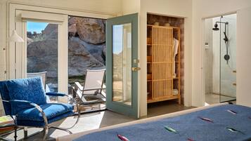 Een bureau, een strijkplank/strijkijzer, reisbedje, wifi