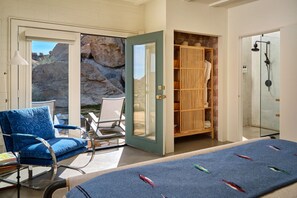 2 makuuhuonetta, työpöytä, silitysrauta/-lauta, vauvan matkasänky