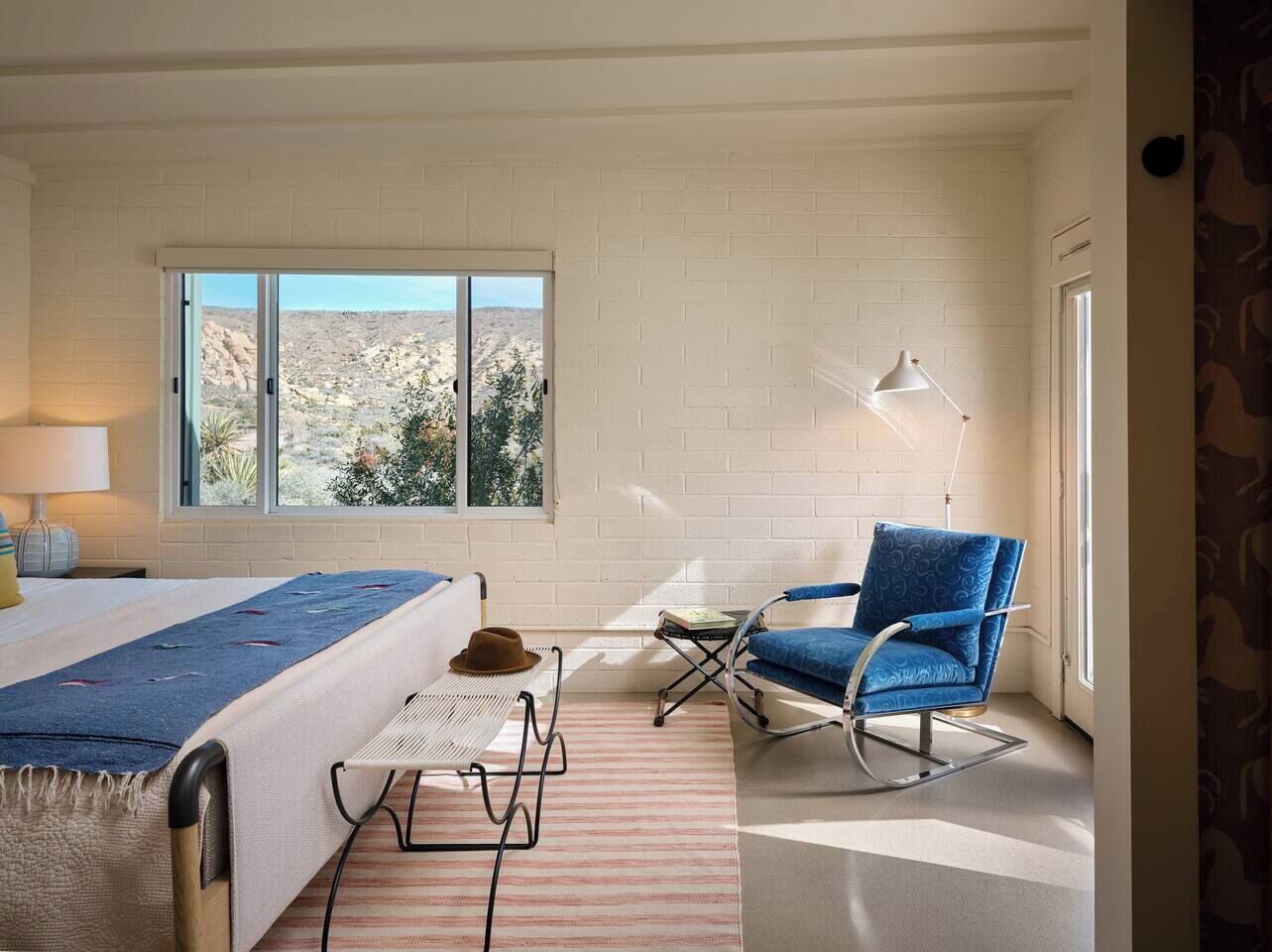 Una scrivania, ferro/asse da stiro, culla da viaggio, Wi-Fi